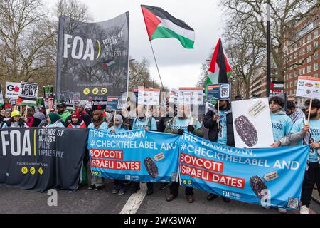 London, Großbritannien. Februar 2024. Pro-palästinensische Aktivisten von Freunden von Al-Aqsa mit Transparenten, die zu einem Boykott israelischer Termine während des Ramadan aufrufen, nehmen an einem Globalen Aktionstag Teil, um einen sofortigen und dauerhaften Waffenstillstand in Gaza zu fordern. Die Demonstranten marschierten zum ersten Mal seit dem 7. Oktober 2023 in die israelische Botschaft. Quelle: Mark Kerrison/Alamy Live News Stockfoto