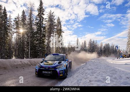 Umea, Schweden. Februar 2024. Fahrer Roope Korhonen und Beifahrer Anssi Viinikka fahren den Toyota Gr Yaris an der FIA Rallye-Weltmeisterschaft 2024. Quelle: SOPA Images Limited/Alamy Live News Stockfoto