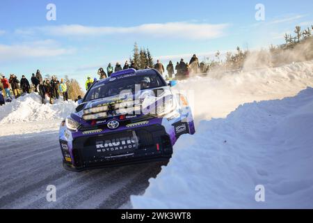 Umea, Schweden. Februar 2024. Fahrer Roope Korhonen und Beifahrer Anssi Viinikka fahren den Toyota Gr Yaris an der FIA Rallye-Weltmeisterschaft 2024. Quelle: SOPA Images Limited/Alamy Live News Stockfoto