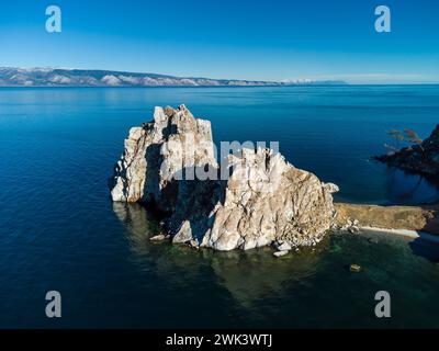 Shamanka Rock. Baikalsee auf Olkhon Island. Das Dorf Khuzhir Stockfoto