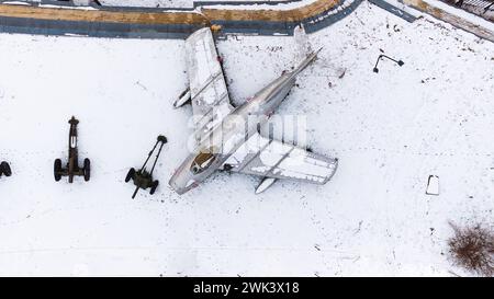 Luftaufnahme von schneebedeckten Panzern, Artillerie, gepanzerten Fahrzeugen, Militärfahrzeugen und Flugzeugen in der Zitadelle von Posen im Winter, von Drohnen erschossen. Stockfoto