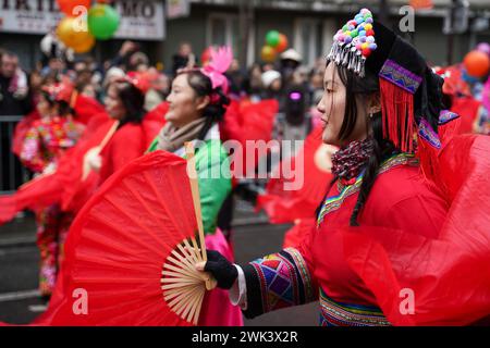 Paris, Frankreich, 18. Februar 2024. Frauen tanzen in bunten Kleidern bei der jährlichen Chinesischen Neujahrsparade in Chinatown - Jacques Julien/Alamy Live News Stockfoto