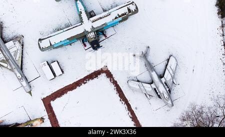 Luftaufnahme von schneebedeckten Panzern, Artillerie, gepanzerten Fahrzeugen, Militärfahrzeugen und Flugzeugen in der Zitadelle von Posen im Winter, von Drohnen erschossen. Stockfoto