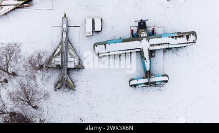 Luftaufnahme von schneebedeckten Panzern, Artillerie, gepanzerten Fahrzeugen, Militärfahrzeugen und Flugzeugen in der Zitadelle von Posen im Winter, von Drohnen erschossen. Stockfoto