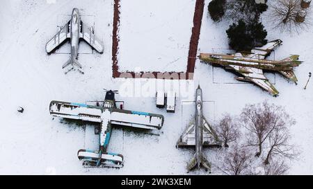 Luftaufnahme von schneebedeckten Panzern, Artillerie, gepanzerten Fahrzeugen, Militärfahrzeugen und Flugzeugen in der Zitadelle von Posen im Winter, von Drohnen erschossen. Stockfoto