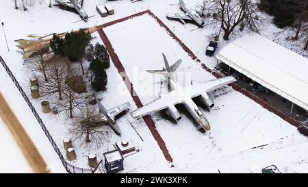 Luftaufnahme von schneebedeckten Panzern, Artillerie, gepanzerten Fahrzeugen, Militärfahrzeugen und Flugzeugen in der Zitadelle von Posen im Winter, von Drohnen erschossen. Stockfoto