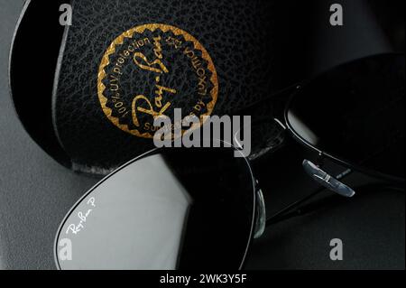 New York, USA – 9. Februar 2024: Kaufen Sie eine neue Rayban-Sonnenbrille über der Draufsicht auf schwarzem Hintergrund Stockfoto
