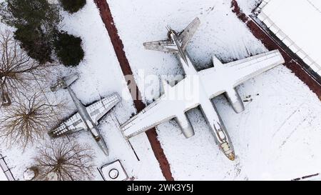 Luftaufnahme von schneebedeckten Panzern, Artillerie, gepanzerten Fahrzeugen, Militärfahrzeugen und Flugzeugen in der Zitadelle von Posen im Winter, von Drohnen erschossen. Stockfoto