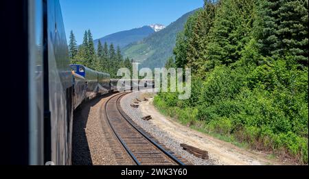 Rocky Mountaineer Luxuszug, der am 3. Juni 2023 in den Rocky Mountains, British Columbia, Kanada, umrundet Stockfoto