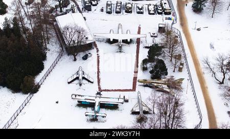 Luftaufnahme von schneebedeckten Panzern, Artillerie, gepanzerten Fahrzeugen, Militärfahrzeugen und Flugzeugen in der Zitadelle von Posen im Winter, von Drohnen erschossen. Stockfoto