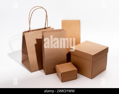 Kraftpapier- und Kartonverpackungen Mockups. Anordnung der Faltschachteln. Stockfoto