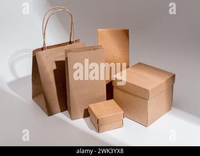 Packungen aus Kraftpapier und Pappe. Anordnung der Faltschachteln. Stockfoto