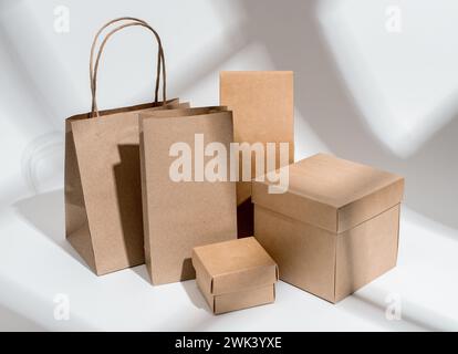 Packungen aus Kraftpapier und Pappe. Anordnung der Kartonpackungen, Licht vom Fenster. Stockfoto