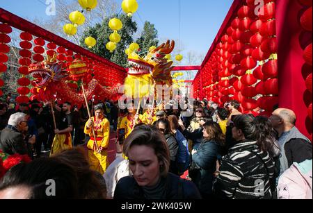 Rom, Italien. Februar 2024. Die Leute sehen eine Parade zum chinesischen Neujahr in Rom, Italien, 18. Februar 2024. Quelle: Li Jing/Xinhua/Alamy Live News Stockfoto