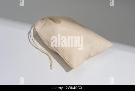 Tasche aus natürlichem Textil. Sack aus Bio-Öko-Stoff. Leinen- und Baumwoll-Canvas-Pack. Stockfoto