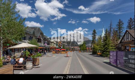 Am 4. Juni 2023 in Banff, Alberta, Kanada, befindet sich der schneebedeckte Cascade Mountain auf der Banff Avenue Stockfoto