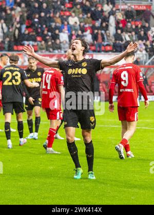 Enschede, Niederlande. Februar 2024. Enschede, Stadion Grolsch Veste, 18.02.2024, Saison 2023/2024, niederländischer Eredivisie Football FC Utrecht Spieler Sam Lammers feiert den Sieg während des Spiels Twente - Utrecht Endpunktzahl 0-1 Credit: Pro Shots/Alamy Live News Stockfoto