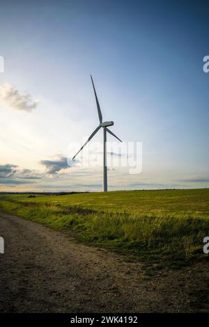 Eine einsame Windkraftanlage ist stolz auf ihr Feld Stockfoto