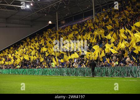 Arnheim, Niederlande. Februar 2024. ARNHEM, NIEDERLANDE - 18. FEBRUAR: Vitesse-Fans mit Flaggen während des niederländischen Eredivisie-Spiels zwischen Vitesse und FC Volendam im Stadion Gelredome am 18. Februar 2024 in Arnheim, Niederlande. (Foto: Ben Gal/Orange Pictures) Credit: Orange Pics BV/Alamy Live News Stockfoto