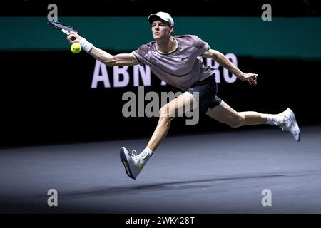 ROTTERDAM - Jannik Sinner (ITA) im Kampf gegen Alex de Minaur (Australien) am letzten Tag des ABN AMRO Open Tennis Turniers in Ahoy. ANP-SCHLEIFMASCHINE KONING Stockfoto