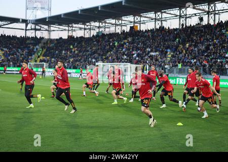 Neapel, Italien. Februar 2024. Foto Alessandro Garofalo/LaPresse 18 febbraio 2024 Frosinone, Italia Sport calcio Frosinone vs Roma - Campionato di calcio Serie A TIM 2023/2024 - stadio Benito Stirpe Nella Foto: riscaldamento Roma 18. Februar 2024 Frosinone, Italien Sport Fußball Frosinone vs Roma - italienische Fußball Meisterschaft Liga A TIM 2023/2024 - Benito Stirpe Stadion. Im Bild: Roma warm up Credit: LaPresse/Alamy Live News Stockfoto