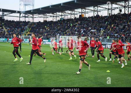 Neapel, Italien. Februar 2024. Foto Alessandro Garofalo/LaPresse 18 febbraio 2024 Frosinone, Italia Sport calcio Frosinone vs Roma - Campionato di calcio Serie A TIM 2023/2024 - stadio Benito Stirpe Nella Foto: riscaldamento Roma 18. Februar 2024 Frosinone, Italien Sport Fußball Frosinone vs Roma - italienische Fußball Meisterschaft Liga A TIM 2023/2024 - Benito Stirpe Stadion. Im Bild: Roma warm up Credit: LaPresse/Alamy Live News Stockfoto