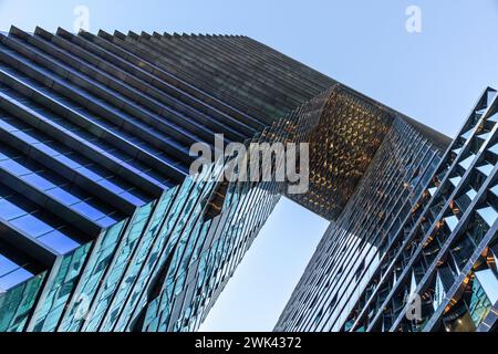 Melbourne, Australien – 20. Januar 2023: Der Collins Arch in der Collins Street und die städtische Architektur, die zwei bestehende Wolkenkratzer überbrückt Stockfoto