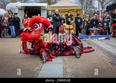 Sonntag, 18. Februar; Warrington, Cheshire, England. Warrington Town feierte das chinesische Neujahrsfest 2024. Hongjun Laozu, ein alter taoistischer Mönch, ist derjenige, der den Nian gefangen nahm. 2024 ist das Jahr des Drachen. Quelle: John Hopkins/Alamy Live News Stockfoto