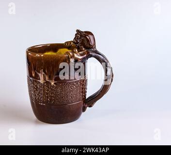 Keramikbecher mit dem Kopf eines Teufels aus der Zeit der UdSSR. Stockfoto