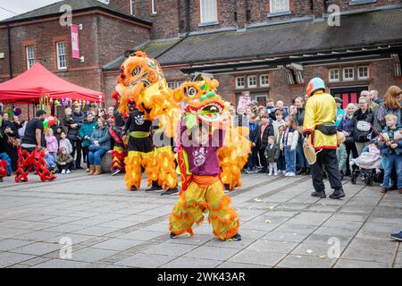 Sonntag, 18. Februar; Warrington, Cheshire, England. Warrington Town feierte das chinesische Neujahrsfest 2024. Hongjun Laozu, ein alter taoistischer Mönch, ist derjenige, der den Nian gefangen nahm. 2024 ist das Jahr des Drachen. Die Aufführung beinhaltete einen kleinen Jungen, der als Drache verkleidet war. Quelle: John Hopkins/Alamy Live News Stockfoto