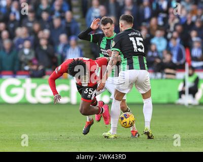 Bramall Lane, Sheffield, Großbritannien. Februar 2024. Premier League Football, Sheffield United gegen Brighton und Hove Albion; Andre Brooks von Sheffield United wird von Brighton &amp, Hove Albions Jakub Moder und Pascal Gross Credit: Action Plus Sports/Alamy Live News angegriffen Stockfoto