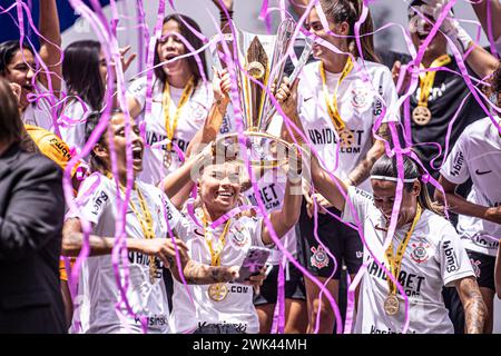 Sao Paulo, Brasilien. Februar 2024. Sao Paulo, Brasilien, 18. Februar 2024 Corinthians feiern mit Trophäe, nachdem sie den Supercopa do Brasil Feminino (brasilianischer Supercup der Frauen) zwischen Corinthians und Cruzeiro in der Neo Quimica Arena in Sao Paulo, Brasilien (Danilo Fernandes/SPP) gewonnen haben. /Alamy Live News Stockfoto