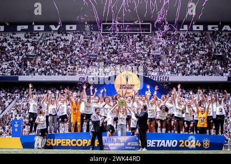 Sao Paulo, Brasilien. Februar 2024. Sao Paulo, Brasilien, 18. Februar 2024 Corinthians feiern mit Trophäe, nachdem sie den Supercopa do Brasil Feminino (brasilianischer Supercup der Frauen) zwischen Corinthians und Cruzeiro in der Neo Quimica Arena in Sao Paulo, Brasilien (Danilo Fernandes/SPP) gewonnen haben. /Alamy Live News Stockfoto