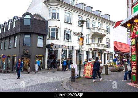 Gewerbegebiet im Zentrum von Reykjavik, Hauptstadt Islands. Geschäftige Straßenszene. Stockfoto