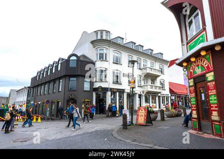 Gewerbegebiet im Zentrum von Reykjavik, Hauptstadt Islands. Geschäftige Straßenszene. Stockfoto