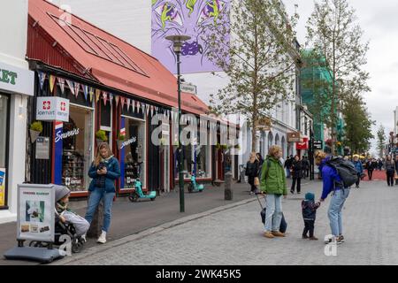 Gewerbegebiet im Zentrum von Reykjavik, Hauptstadt Islands. Geschäftige Straßenszene. Stockfoto