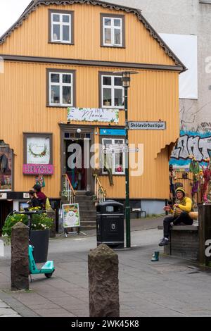 Gewerbegebiet im Zentrum von Reykjavik, Hauptstadt Islands. Geschäftige Straßenszene. Stockfoto