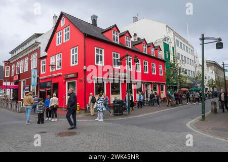 Gewerbegebiet im Zentrum von Reykjavik, Hauptstadt Islands. Geschäftige Straßenszene. Stockfoto