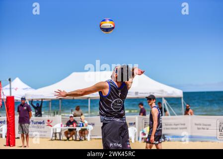 Melbourne, Australien. Februar 2024. Patrick Tang wurde im Halbfinale der Männer beim Vic Open Beach Volleyballturnier in St. Kilda Beach in Aktion gesehen. Ben Carroll & Klaas McIntosh siegten gegen Jack Gregory & Patrick Tang in 3 Sätzen 21:14, 19:21, 16:14. (Foto: Alexander Bogatyrev/SOPA Images/SIPA USA) Credit: SIPA USA/Alamy Live News Stockfoto