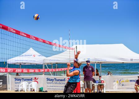 Melbourne, Australien. Februar 2024. Ben Carrroll wurde während des Halbfinalspiels der Männer beim Vic Open Beach Volleyball-Turnier in St Kilda Beach in Aktion gesehen. Ben Carroll & Klaas McIntosh siegten gegen Jack Gregory & Patrick Tang in 3 Sätzen 21:14, 19:21, 16:14. (Foto: Alexander Bogatyrev/SOPA Images/SIPA USA) Credit: SIPA USA/Alamy Live News Stockfoto