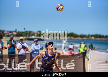 Melbourne, Australien. Februar 2024. Jack Gregory wurde im Halbfinale der Männer beim Vic Open Beach Volleyballturnier in St. Kilda Beach in Aktion gesehen. Ben Carroll & Klaas McIntosh siegten gegen Jack Gregory & Patrick Tang in 3 Sätzen 21:14, 19:21, 16:14. (Foto: Alexander Bogatyrev/SOPA Images/SIPA USA) Credit: SIPA USA/Alamy Live News Stockfoto