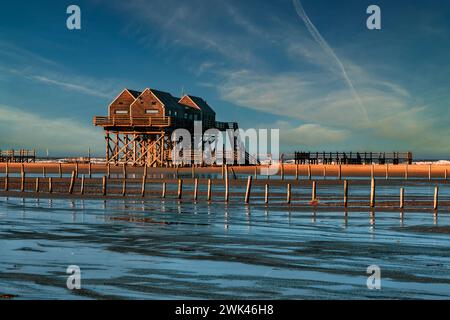 Pfahlwohnung am Strand von Sankt Peter-Ording in Deutschland. Stockfoto