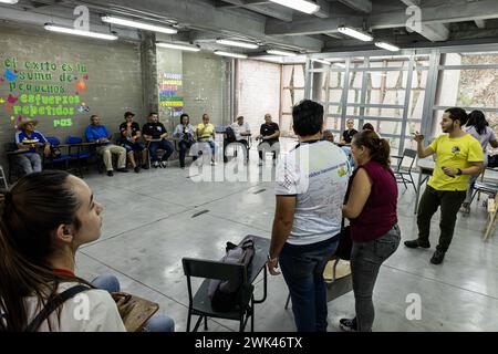 Bogota, Kolumbien. Februar 2024. Bürger des Stadtviertels Alta Vista in Medellin, Kolumbien, nehmen am 17. februar 2024 an einem Kultur- und Hörraum Teil, der „El Plan es con Vos“ genannt wird, wo das Rathaus der Stadt Feedback zu ihrem neuen Bezirksverordnungsplan erhalten soll. Foto: Juan Jose Patino/Long Visual Press Credit: Long Visual Press/Alamy Live News Stockfoto