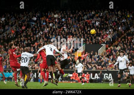 Jose Luis Garcia Vaya Pepelu und Cristhian Mosquera von Valencia CF in Aktion während der regulären Saison La Liga EA Sport Runde 25 zwischen Valencia CF und Sevilla FC im Mestalla Stadium. Endergebnis: Valencia CF 0: 0 Sevilla FC. Stockfoto