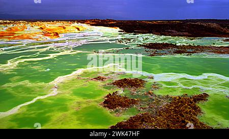 Die Wüste Danakil im Nordosten Äthiopiens wird von einigen Afar bewohnt, die sich der Salzgewinnung widmen. Stockfoto