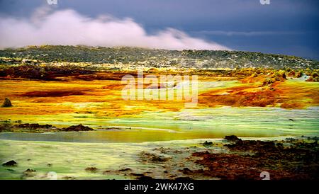 Die Wüste Danakil im Nordosten Äthiopiens wird von einigen Afar bewohnt, die sich der Salzgewinnung widmen. Stockfoto