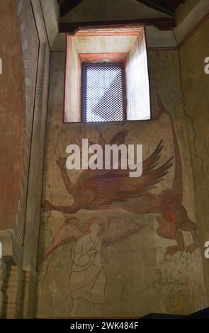 Spanien, Toledo. Kirche San Román. Erbaut im Mudéjar-Stil im 13. Jahrhundert. Wandgemälde an der Nordwand. Darstellung eines gespitzten Drachens, eine Szene, die als der Kampf des heiligen Michael gegen den Drachen interpretiert wird. Stockfoto