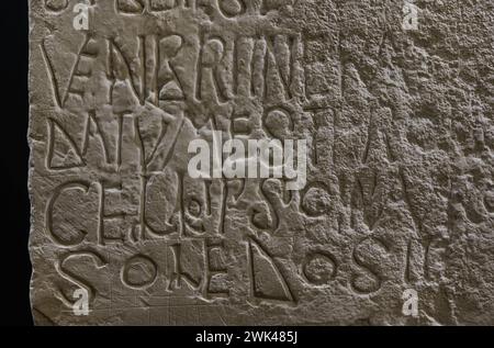 Fragment des Grabsteins von Inma Frita. Die Inschrift ist Inma Frita gewidmet, einer wegotischen Toledanerin, die am 8. November 617 der spanischen Ära (579) im Alter von 35 Jahren starb. Details. Kalkstein. Von Toledos archäologischer Ausgrabungsstätte Vega Baja, Spanien. Museum der wegotischen Räte und Kultur. Toledo, Kastilien-La Mancha, Spanien. Stockfoto