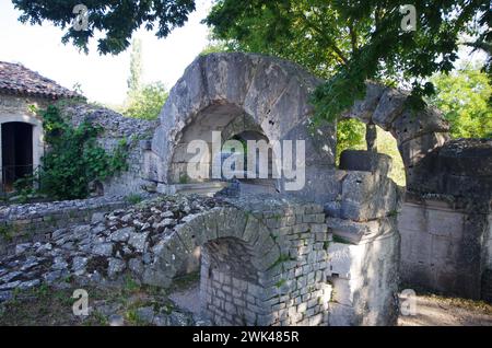 Sepino - Molise - Italien - Archäologische Stätte von Altilia: Eingangstür zum Amphitheater Stockfoto