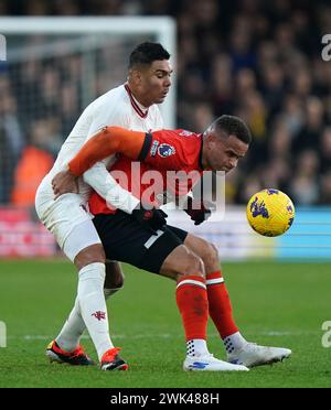 Casemiro von Manchester United und Carlton Morris von Luton Town kämpfen um den Ball während des Premier League-Spiels in der Kenilworth Road, Luton. Bilddatum: Sonntag, 18. Februar 2024. Stockfoto